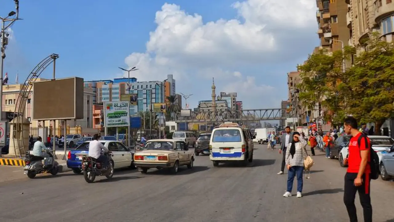ظاهرة طبيعية غير مألوفة في سماء القاهرة تثير تساؤلات حول تأثيرها المناخي